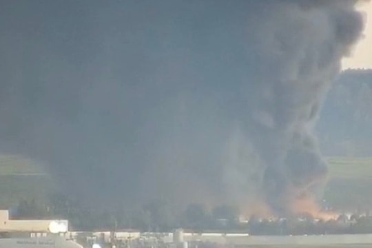 Máy bay chở hàng rơi ở Mỹ, bốc cháy dữ dội