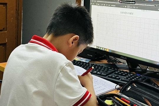 'Con lớp 1 phải học đến 11 giờ đêm dù tôi không ép'