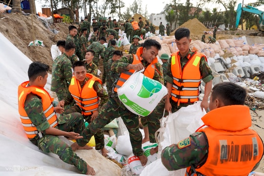 Quân đội giúp khắc phục sạt lở bờ biển