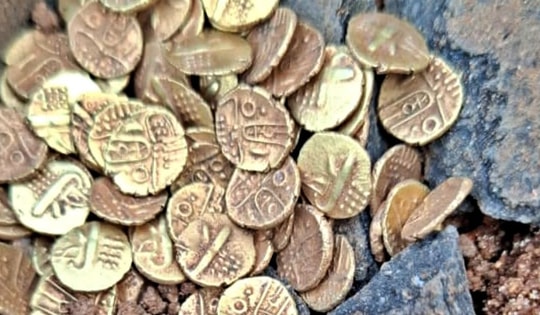 Phát hiện chiếc nồi đất chứa 103 đồng tiền vàng chôn trong ngôi đền