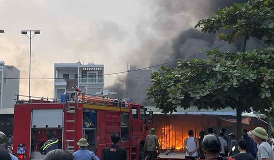 Cháy chợ Rồng, nhiều gian hàng bị thiêu rụi