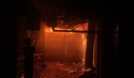 Chợ Bình Dương ở Gia Lai bất ngờ cháy lớn trong đêm, lửa khói cuồn cuộn