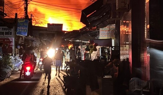Nhìn đám cháy, nhiều tiểu thương chợ Bình Dương ngã gục trong đêm khuya