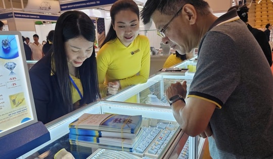 Người dân chen chân săn vàng, ngắm kim cương tại Hội chợ trang sức Việt Nam 2025