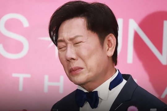 Ông Nawat khóc nức nở