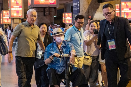 Hồng Kim Bảo ngồi xe lăn, được vệ sĩ dìu đỡ khi tới TP.HCM