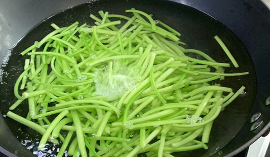 Đừng chỉ ăn củ, lá loại cây này quý như "nhân sâm người nghèo", ở quê rất nhiều bỏ qua quá phí