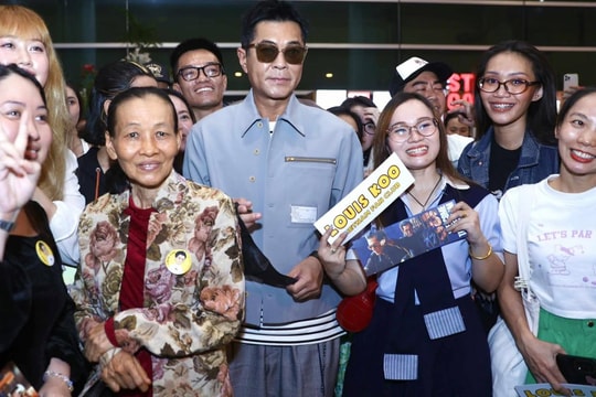 Hồng Kim Bảo ngồi xe lăn, Cổ Thiên Lạc được fan vây kín khi tới Việt Nam