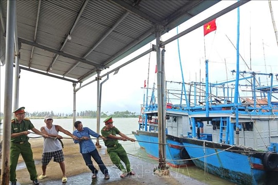 Công an Đắk Lắk hỗ trợ các xã ven biển ứng phó với bão số 13