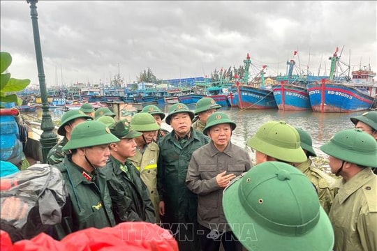 Phó Thủ tướng Trần Hồng Hà họp khẩn với các tỉnh Trung bộ về ứng phó bão số 13