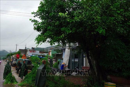 Lực lượng quân đội tích cực giúp dân phòng, chống bão số 13