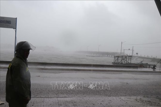 Ba người bị trôi ngoài biển Lý Sơn, chưa vào được bờ khi bão sắp đổ bộ