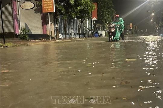 Sóng đánh tràn bờ kè gây ngập úng khu dân cư ở Quảng Ngãi