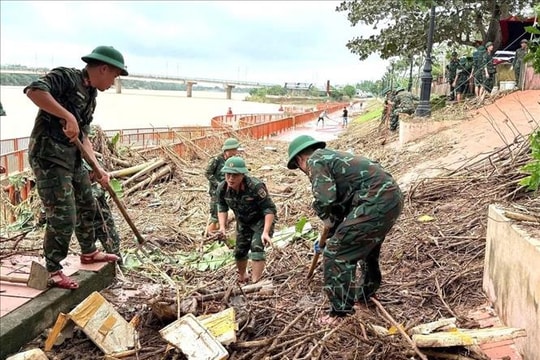 Hình ảnh đẹp của 'Bộ đội Cụ Hồ' trong những ngày mưa lũ
