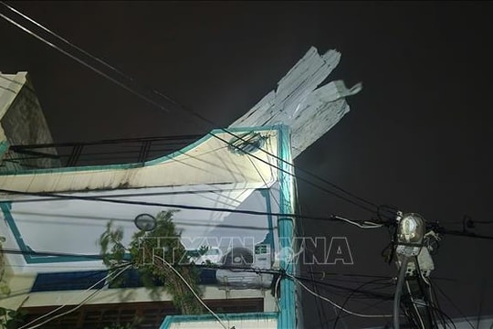 Bão số 13 đổ bộ vào Quy Nhơn, gió giật mạnh gần 5 tiếng