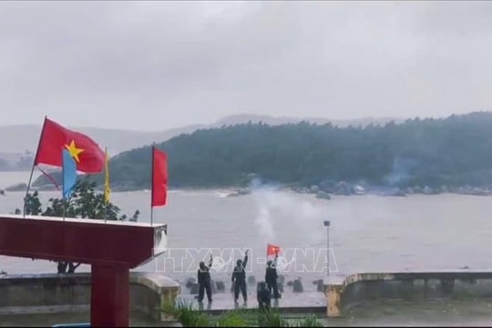 Đêm 6/11, bão số 13 đi vào đất liền khu vực từ Quảng Ngãi - Đắk Lắk và suy yếu dần