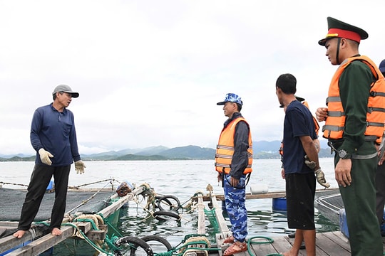 Hải đoàn 32 tuyên truyền, hướng dẫn ngư dân ứng phó bão số 13