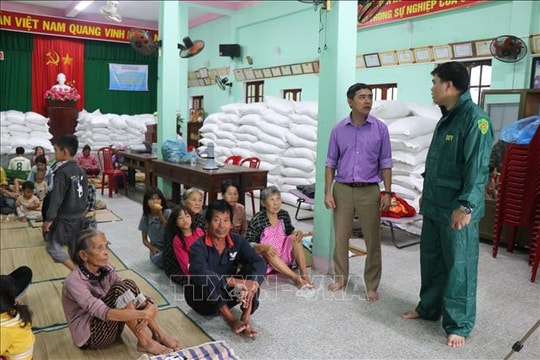 Ứng phó với bão số 13: Người dân Quảng Ngãi di dời đến các nơi tránh trú sớm