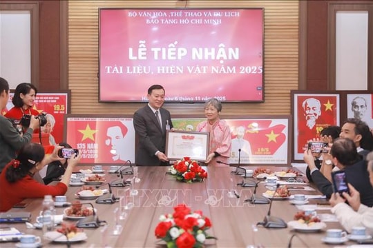 Tiếp nhận những tài liệu, hiện vật quý về Chủ tịch Hồ Chí Minh