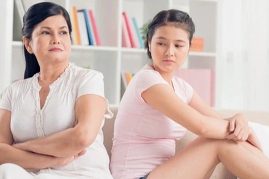 Mẹ kế bao năm nuôi ăn học, khi có tiền tôi quyết không cho bà một xu