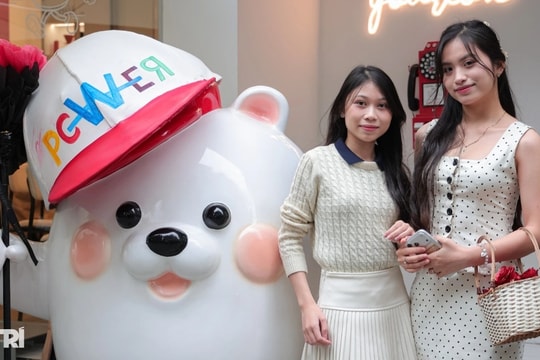 Quán cà phê ở Hà Nội gây sốt vì cho khách mặc áo hoa hồng giống G-Dragon