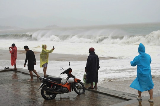 Du khách, người dân ngắm biển Nha Trang trước bão