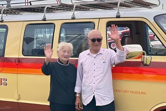 Cụ ông 90 tuổi 20 năm lái xe chở vợ đi phượt