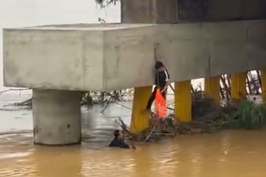 Nhảy cầu cứu người giữa lũ xiết