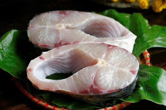 Vì sao xát muối rửa cá vẫn tanh?