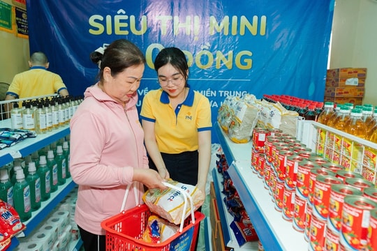 'Siêu thị mini 0 đồng' tiếp sức người miền Trung vượt lũ
