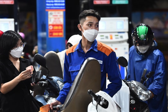 Giá xăng giảm, dầu tăng