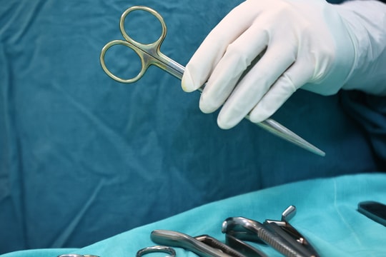 Bé gái hôn mê do đột quỵ, sốc tim khi đang ngủ