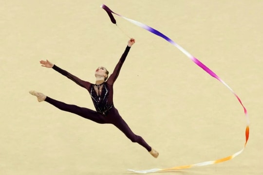 Nhà vô địch thể dục thế giới khổ sở vì cao lên đột ngột