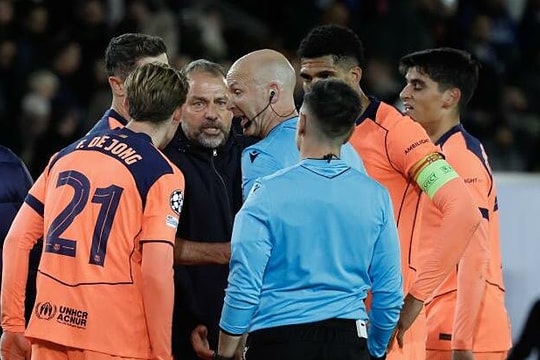 Flick chê tuyến giữa Barca