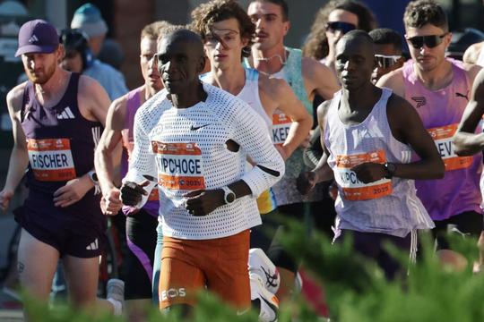 Áo chạy của Kipchoge tại New York Marathon có gì đặc biệt?