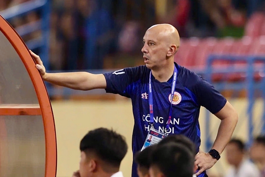 Trợ lý HLV Công an Hà Nội bị đuổi trong trận thua ở Cup C2 châu Á