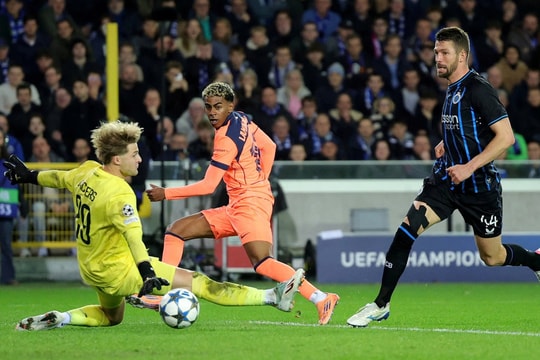 Barca thoát thua dù ba lần bị dẫn bàn