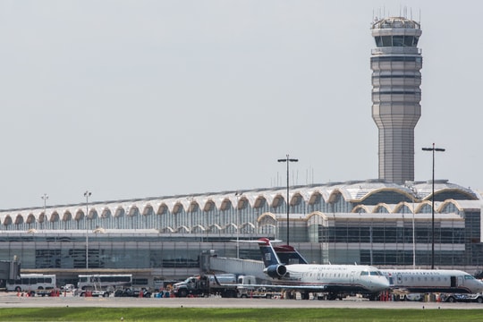 Mỹ cắt hàng loạt chuyến bay do chính phủ đóng cửa lâu kỷ lục