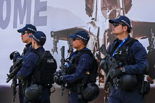 Singapore sẽ phạt roi kẻ lừa đảo trực tuyến