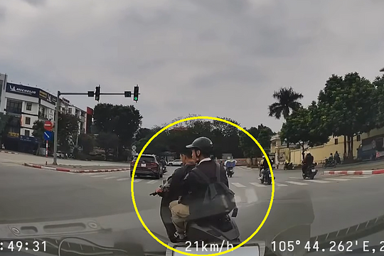 Hai học sinh phóng xe máy cắt ngang đầu ôtô