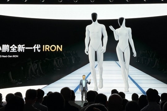 Robot hình người dáng nữ, bọc da tổng hợp