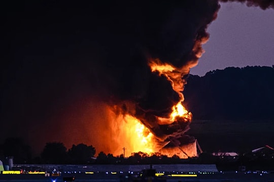 Khoảnh khắc nhân chứng sốc khi máy bay chở hàng Mỹ biến thành cầu lửa