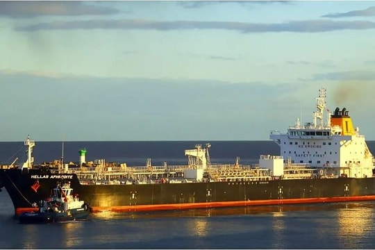 Cướp biển nã súng chống tăng, đổ bộ tàu dầu gần Somalia