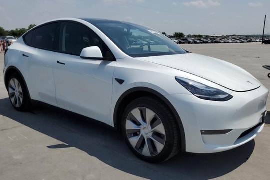 Phụ huynh tả phút giây 'đau đớn' khi con bị kẹt trong xe Tesla