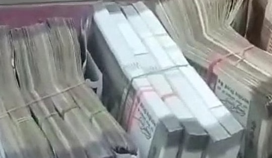 Đang đi bộ, người phụ nữ nhặt được bao tải chứa đầy tiền mặt