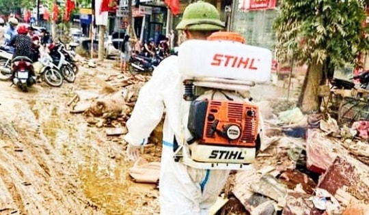 Người đàn ông suýt mất mạng vì vi khuẩn hiếm gặp trong bùn đất sau lũ