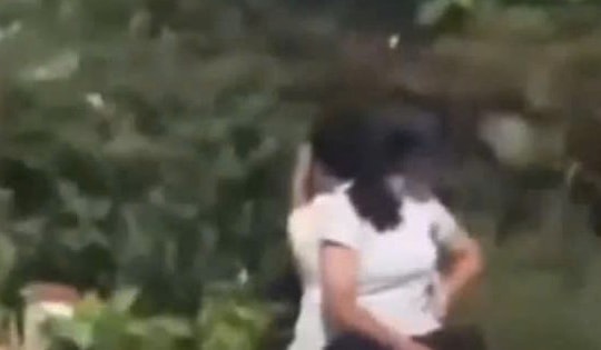 VIDEO: Hai nữ sinh “làm xiếc” trên xe máy điện