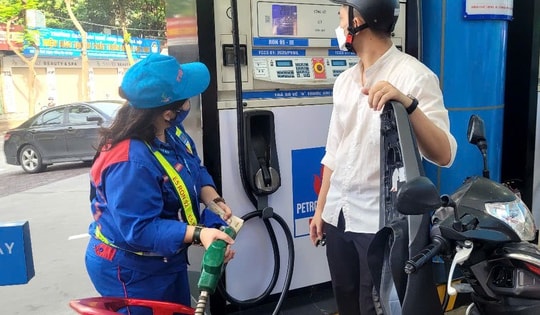 Giá xăng giảm nhẹ sau lần tăng mạnh