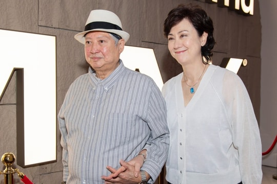 Hồng Kim Bảo nắm tay vợ hoa hậu tại Gala Điện ảnh ở TP.HCM