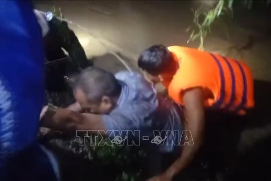 Đắk Lắk kịp thời ứng cứu 2 người bị nước lũ cuốn trôi